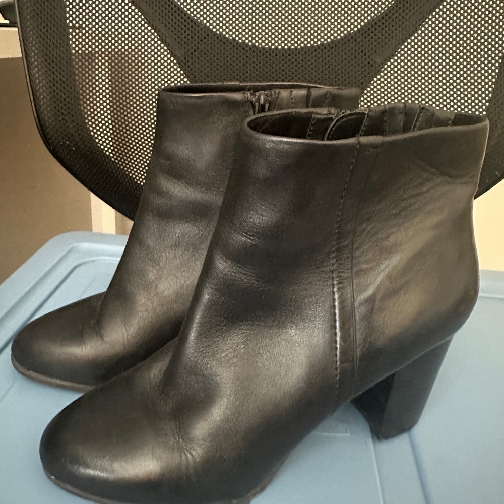 Vionic Black Leather Ankle Booties